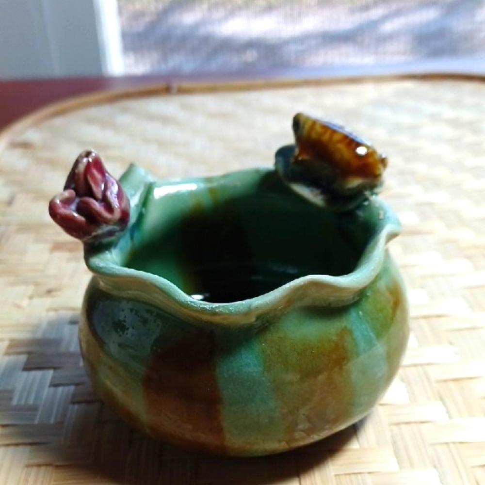 Pottery Mojo Rare  Vintage  Handcrafted Frog & Lillie Pad Vase  Planter